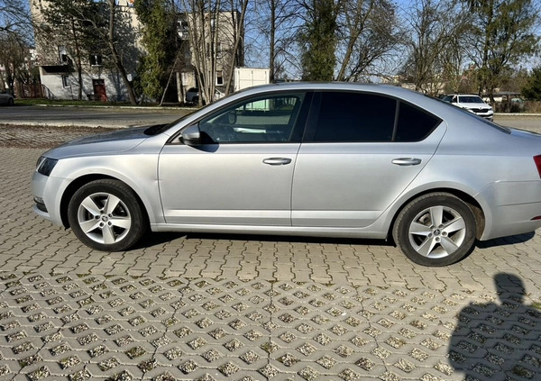 Skoda Octavia cena 52000 przebieg: 154000, rok produkcji 2017 z Czeladź małe 106